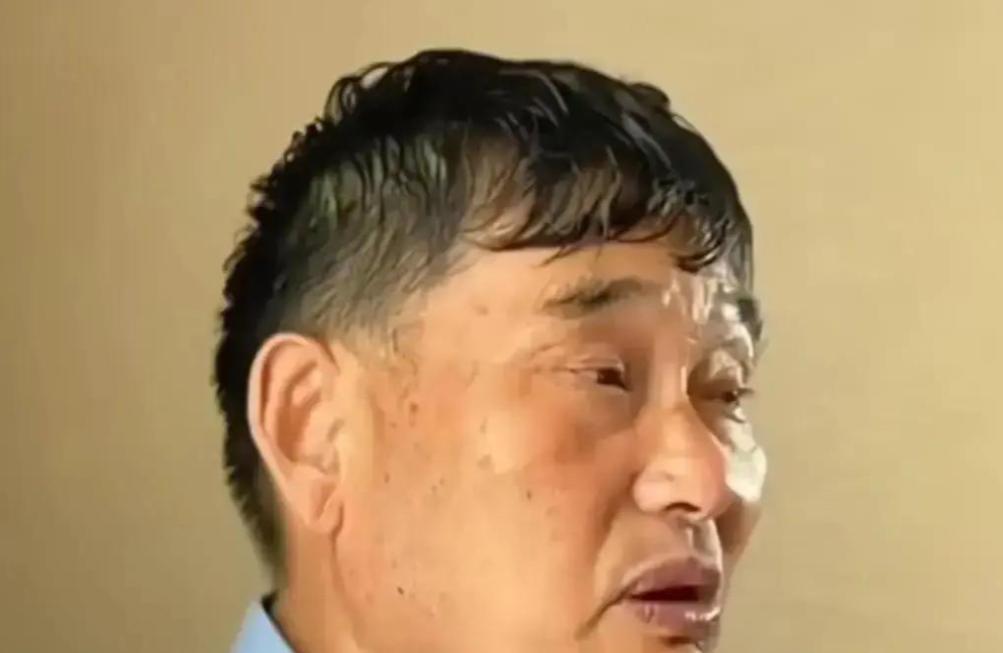 八万演出费早就已经结清，朱之文到寿宴场地，发现隔壁搭着办白事的棚子，说什么都不肯