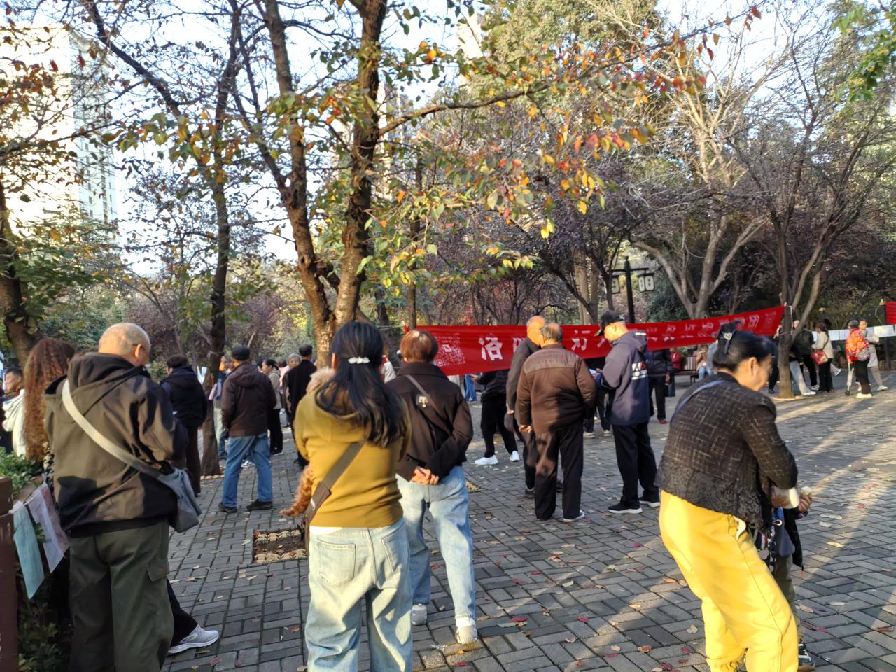 相亲角里聚着这么多老人，征婚相亲角 公园相亲广场 都是给儿女找对象的。
    