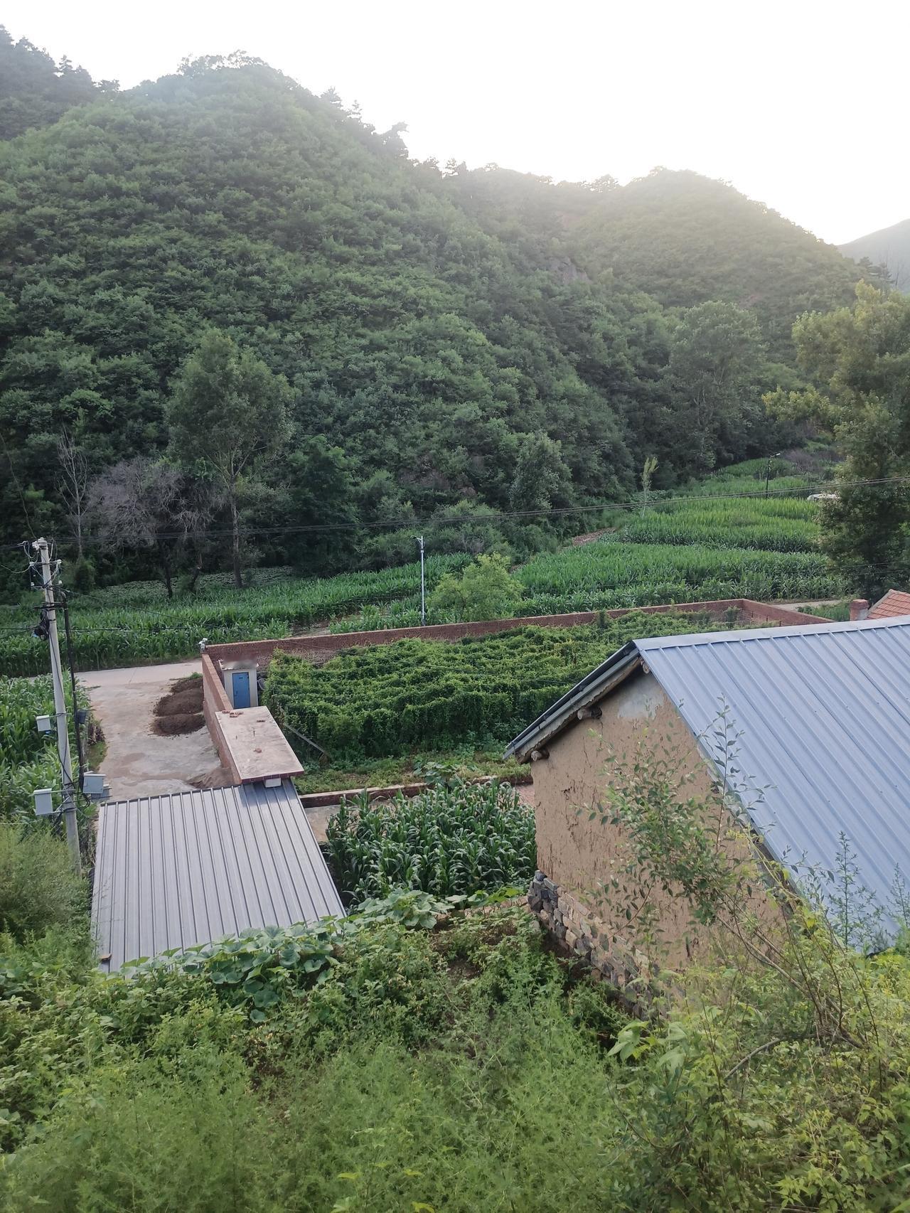 上联：山重水复疑无路，诚求下联回到老家又一村。