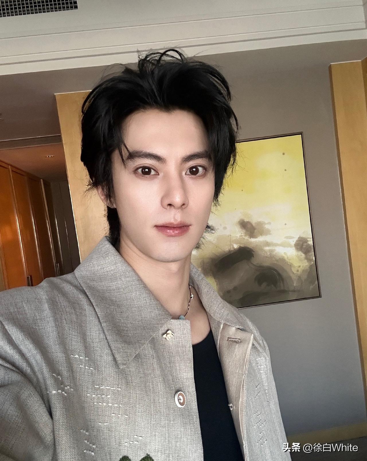 4月1日，王鹤棣酒店房门口录音事件后续
王鹤棣起诉了录音方索赔50w，录音方称王