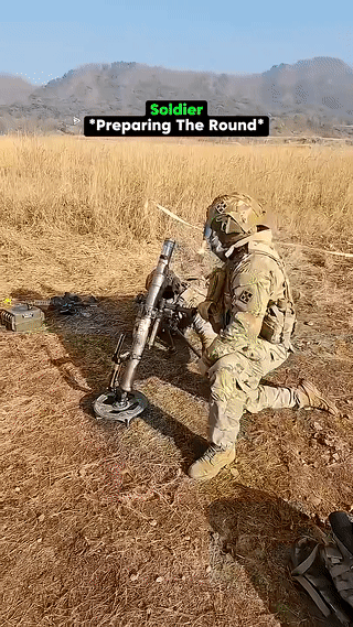 两名外国士兵正在野外进行迫击炮开火射击训练。
结果突发意外，险些酿成大祸！