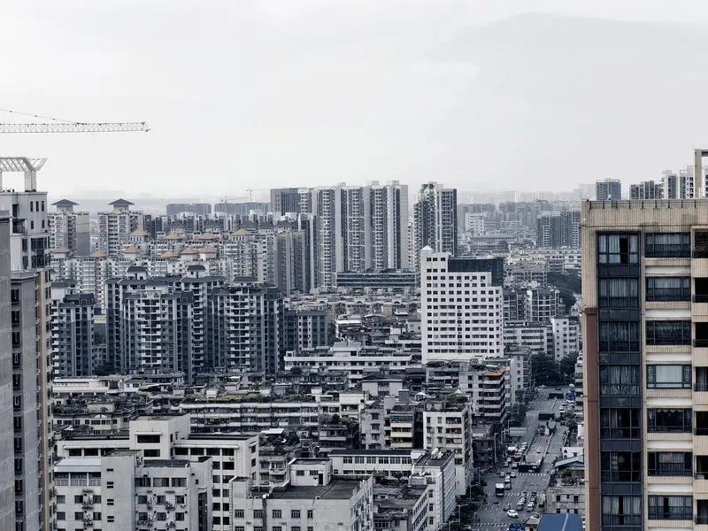 名下不住的房产要不要出售，这事儿还真得具体分析。2026 年楼市分化加剧，不是所