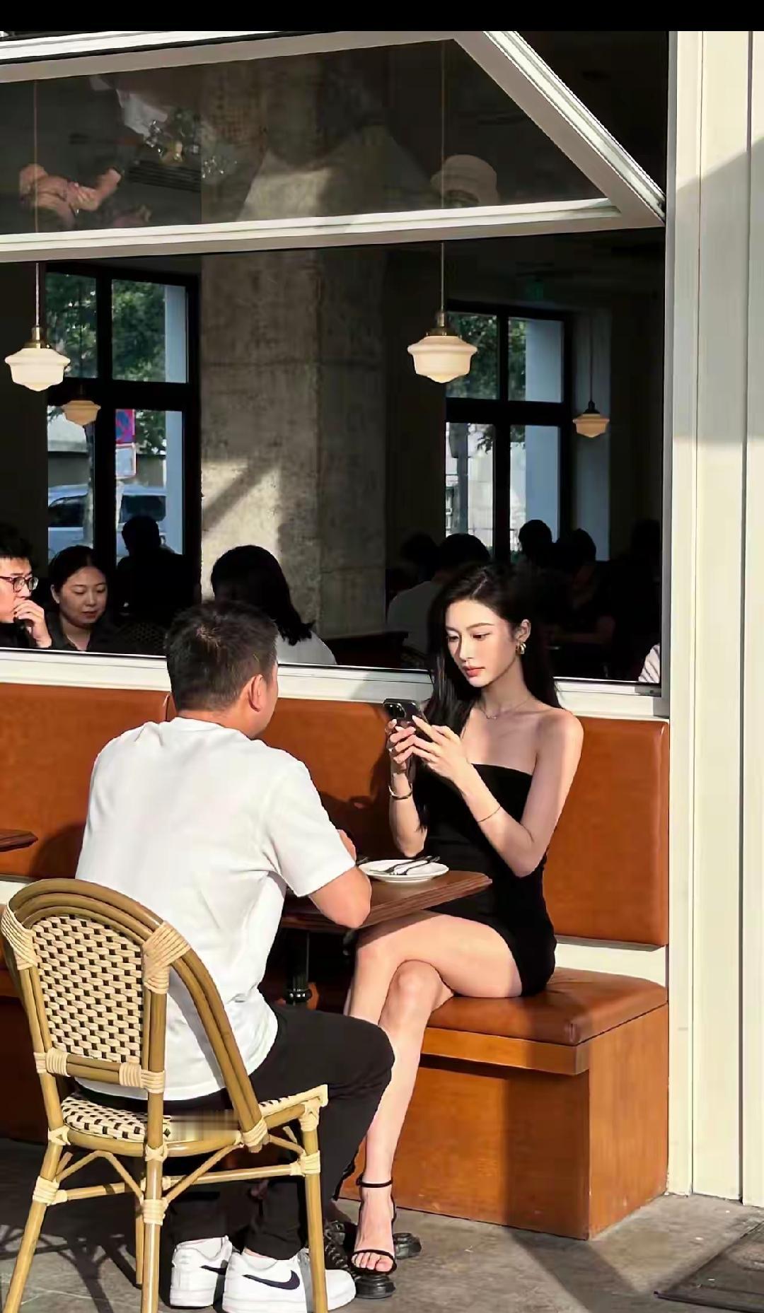 我发小昨天晚上去咖啡馆相亲，临走付款时AA制，你说他能相亲成功吗！