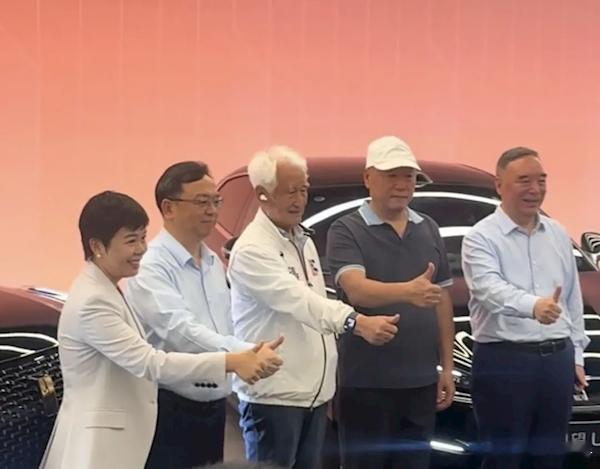 茅台季克良入手130万仰望U8L鼎世版6月18日，王传福亲自为茅台泰斗季克良交付
