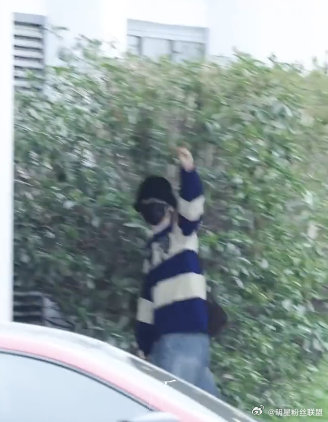 马柏全一见到粉丝就变雨刷器了 上海出发路透🈶！马柏全一见到人就笑眯眯地挥手，根