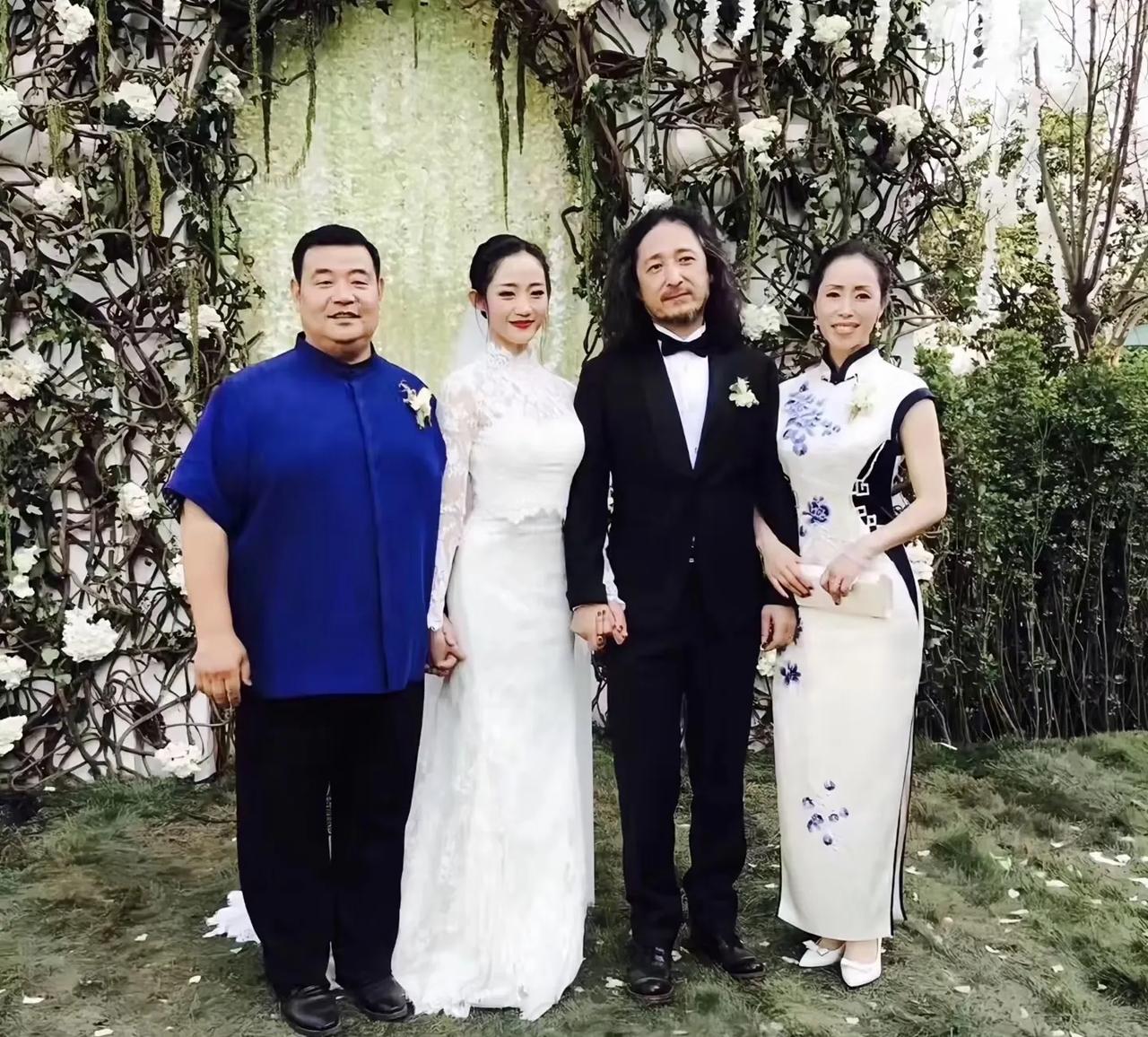 万千惠的爸妈叫称呼自己还大一岁的女婿为“三宝老师”，他们跟三宝相处都是客里客气的