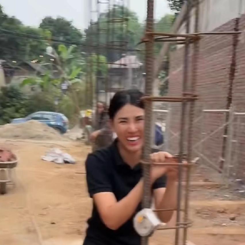 小松让小叔加班小叔听不懂，三姐趴在小叔的耳朵上，悄悄的说晚上加班，别人都走了，你