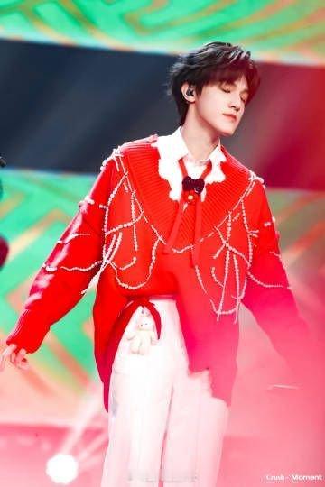 张泽禹卫视春晚首秀，惊艳舞台让人难忘！喜庆氛围满满，开启新年美好时光！  