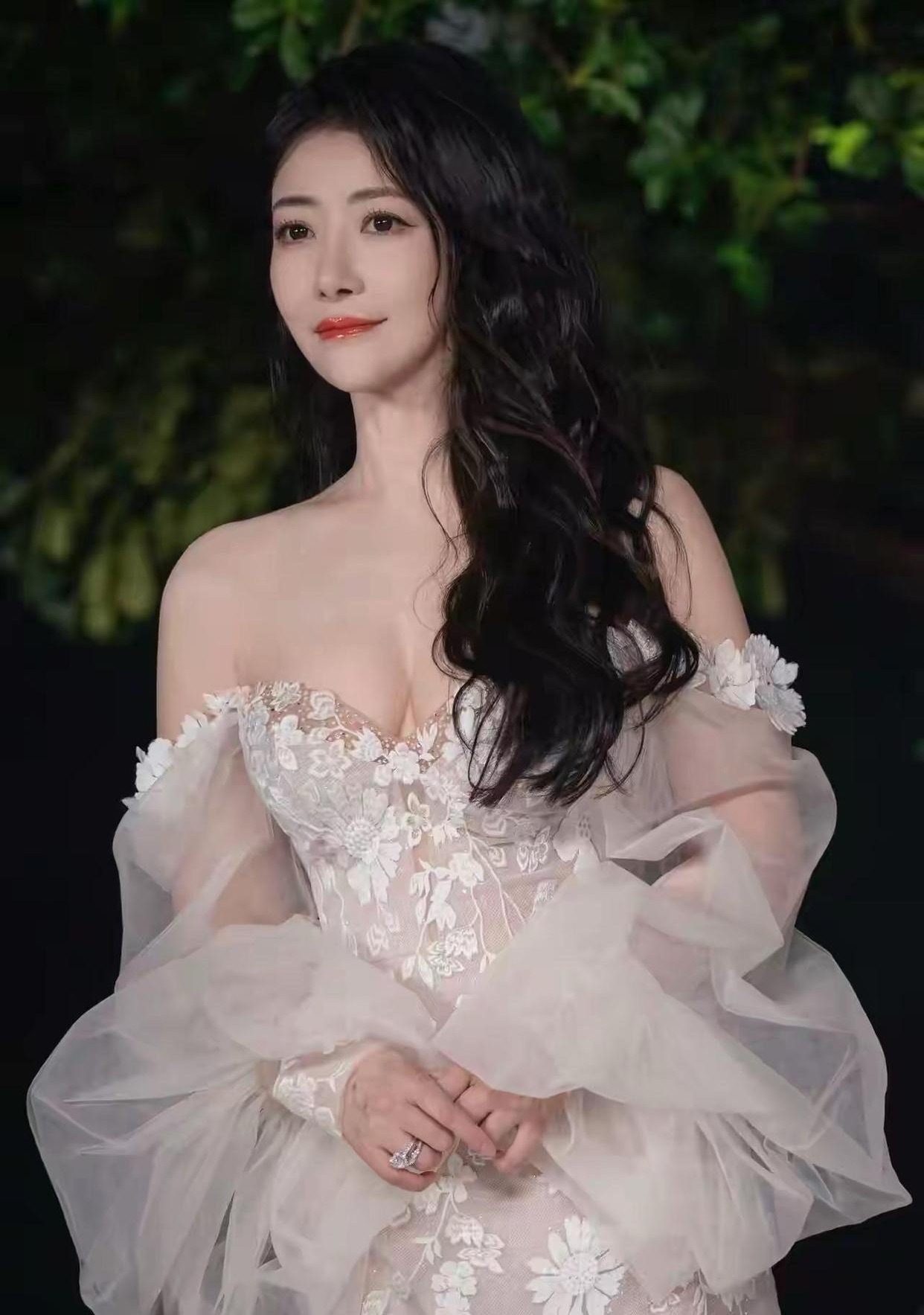 陈紫函太会保养了，51岁了身材还这么惊艳，完全没有垮掉，谁看了估计都是会羡慕的吧