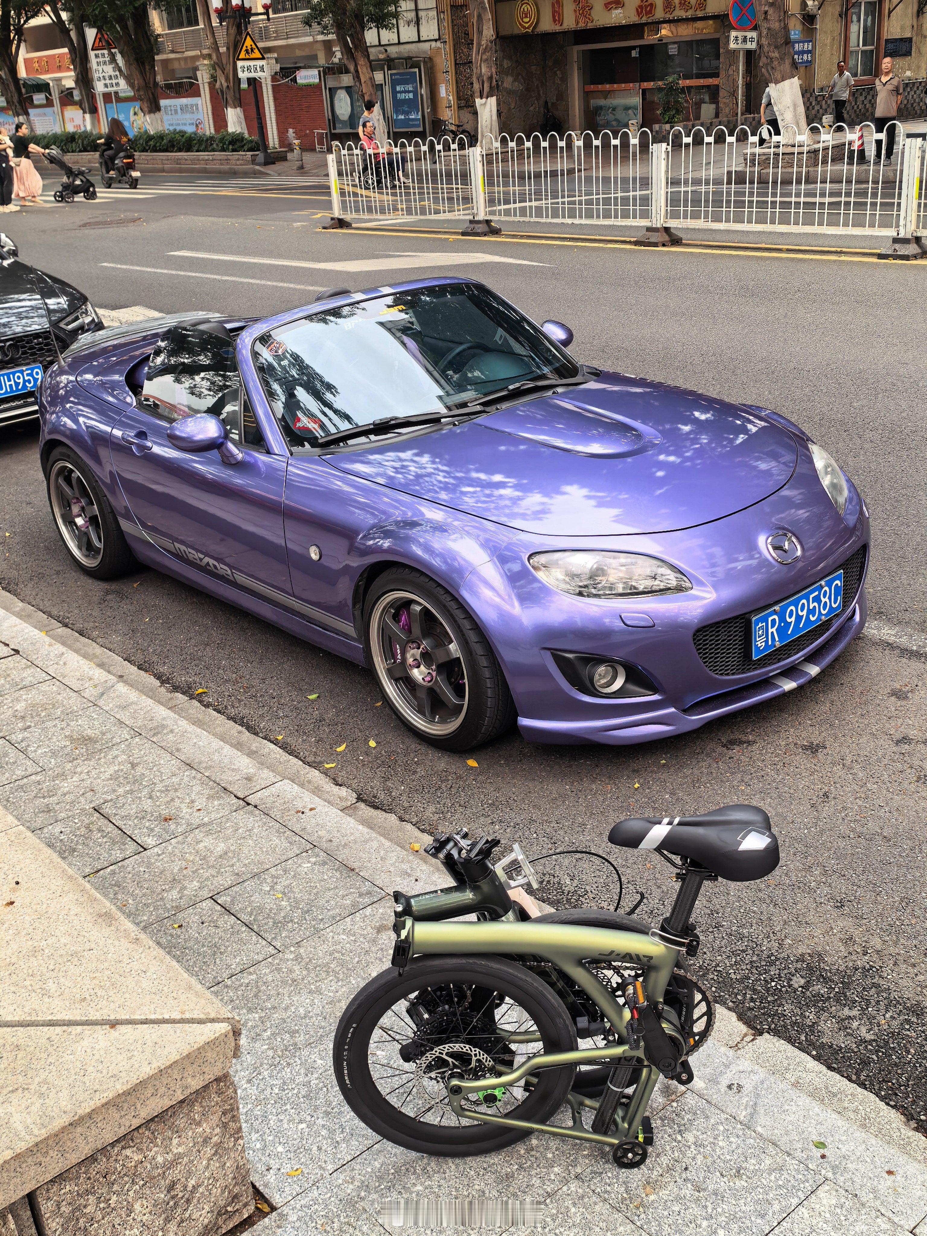 这种天气虽说有点小热，但还是很羡慕敞篷小跑车。 