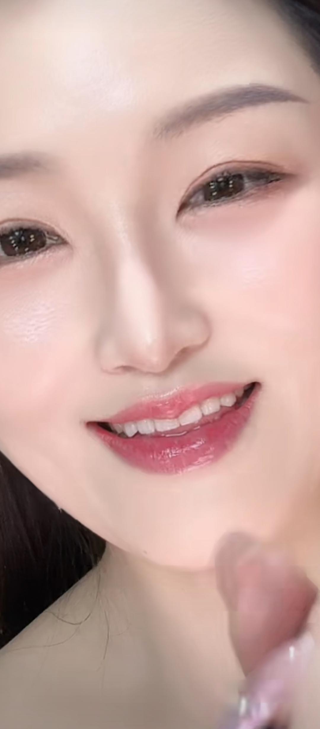 笑靥如花，唇红似火。