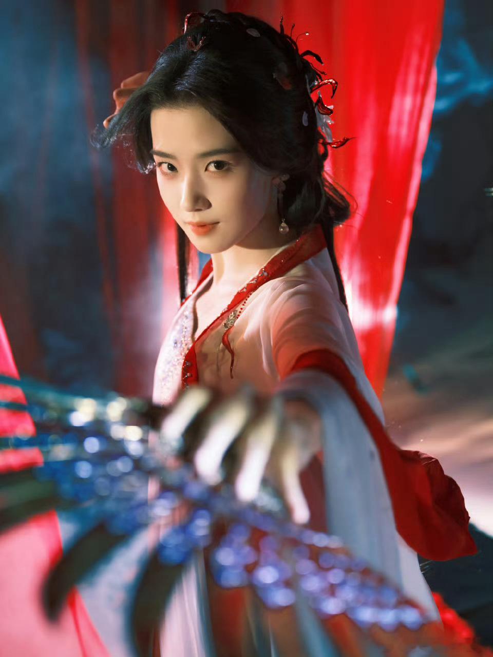 女导演镜头下的卢昱晓每一帧的镜头在我心里都已经是教科书级别的存在，卢昱晓被撞破后