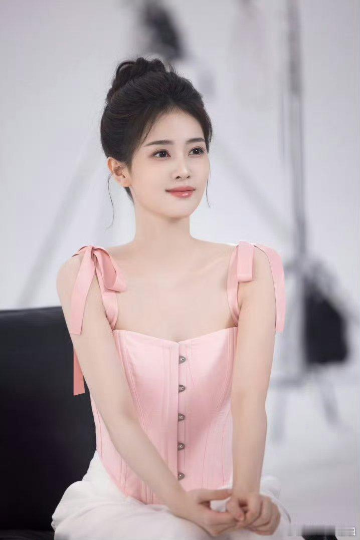 白鹿演唱会过审终于等到好消息！白鹿出道十周年演唱会正式过审，定档6月27日苏州奥