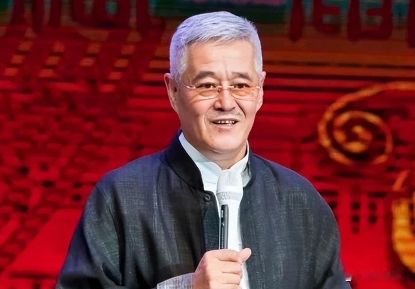 从春晚舞台到“溜达监工”，从《卖拐》里的金句到三亚菜市场挑芒果，当年的“小品王”