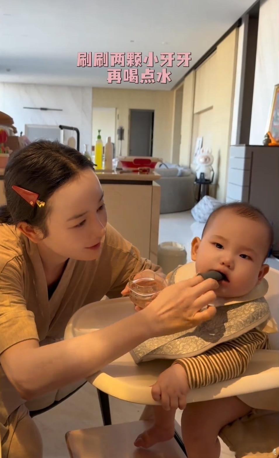 张檬给7个月儿子刷牙张檬7个月儿子长牙了 张檬给儿子刷牙，好可爱 