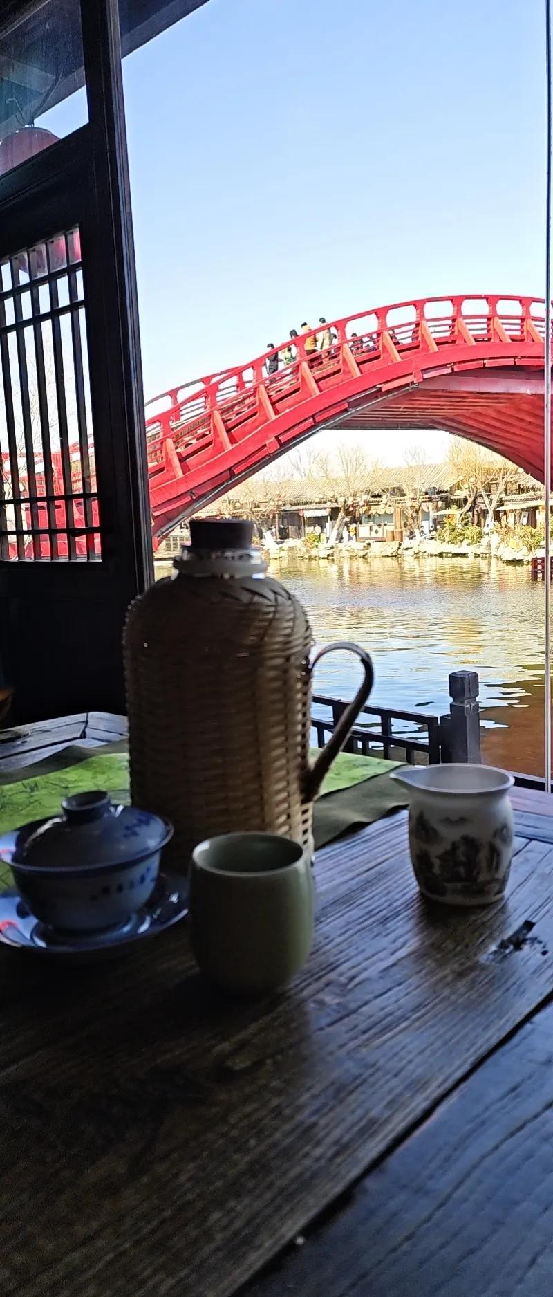 清上园虹桥饮茶（大隐）

       甲辰冬深，余有开封之行。游清明上河园，于