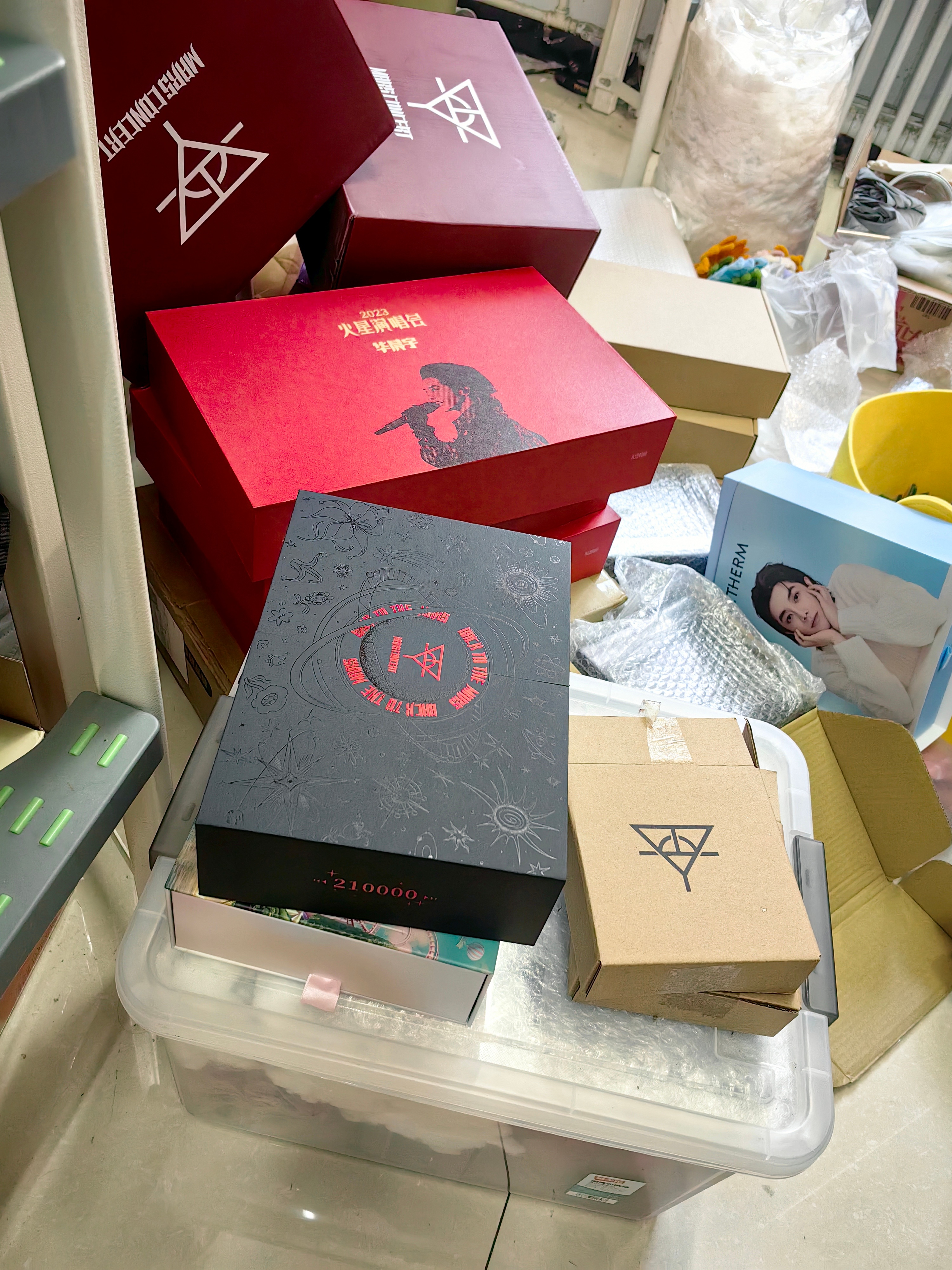当我整了了八个小时以为自己把火星周边整理的差不多了，今天一看，专辑和演唱会礼盒怎