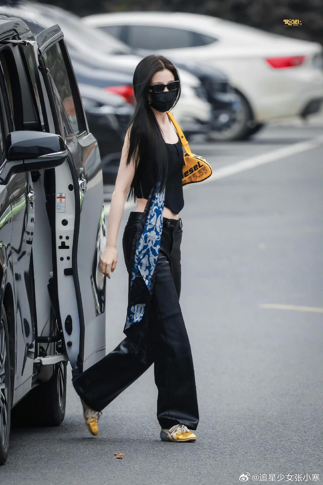 虞书欣抹胸黑皮裤虞书欣今日上班穿搭抹胸+黑皮裤，她的穿搭都让人很想种草。虞书欣酷