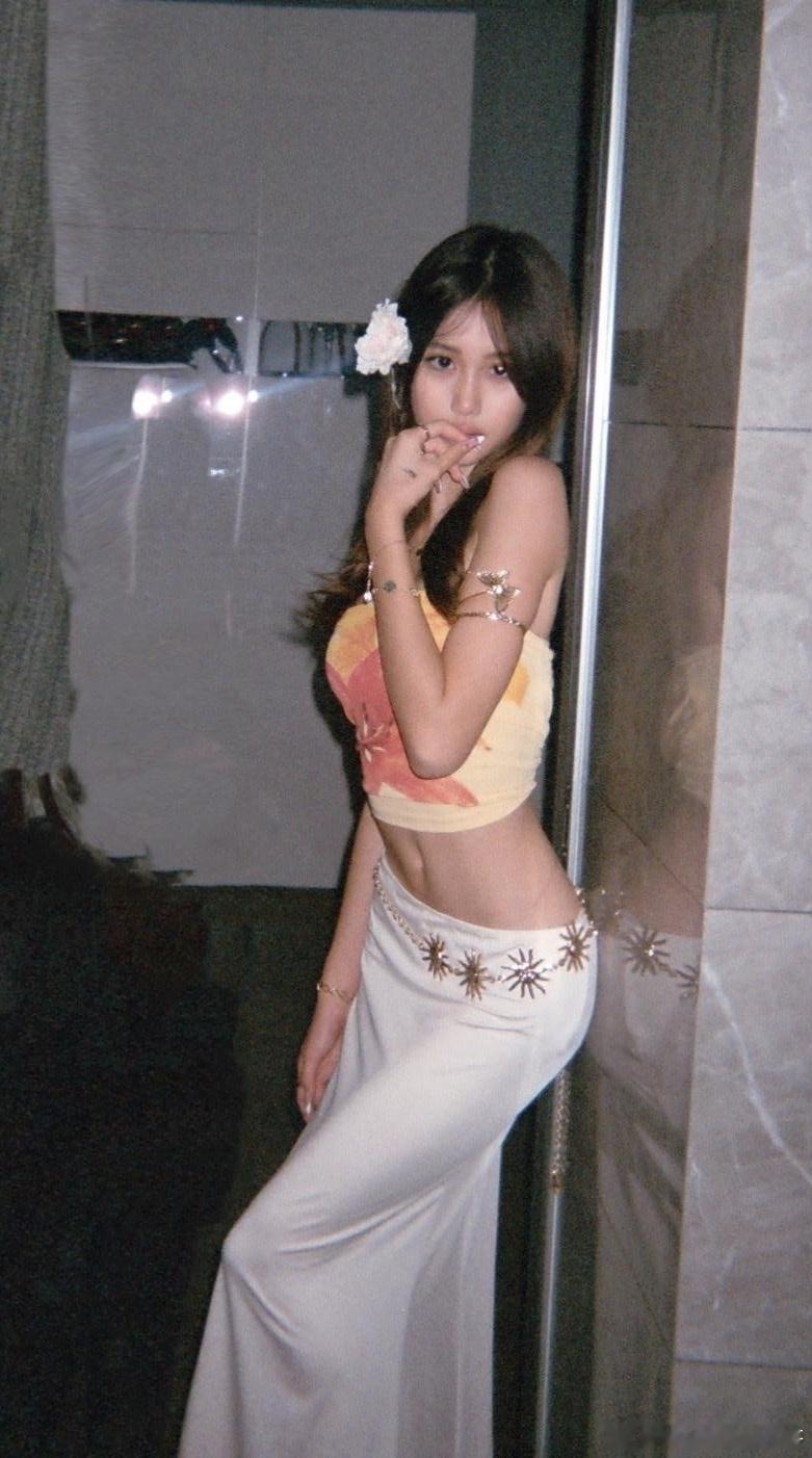 #钟丽缇女儿考拉身高##钟丽缇女儿考拉14岁身高# 钟丽缇女儿考拉晒近照，自曝身