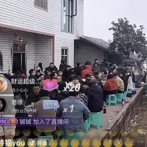 女子求助杀年猪引千人赴约 10万人围观的热闹里藏着人间烟火
 
重庆合川女子呆呆