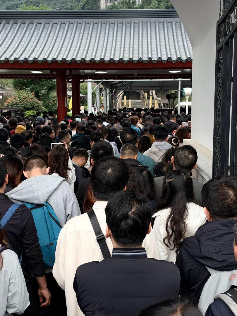 排队2小时终于上了天门山～人人人人人天门山人人人人人  ​​​