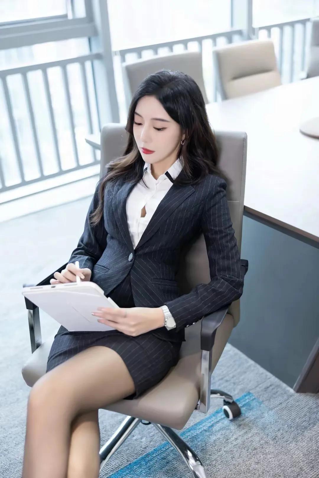 女神瑶瑶，黑色职业装，白领丽人
