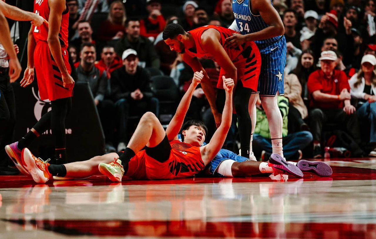 杨瀚森被钉在板凳席上的那7分钟，撕开了NBA最残酷的真相。
数据不会撒谎：上场7