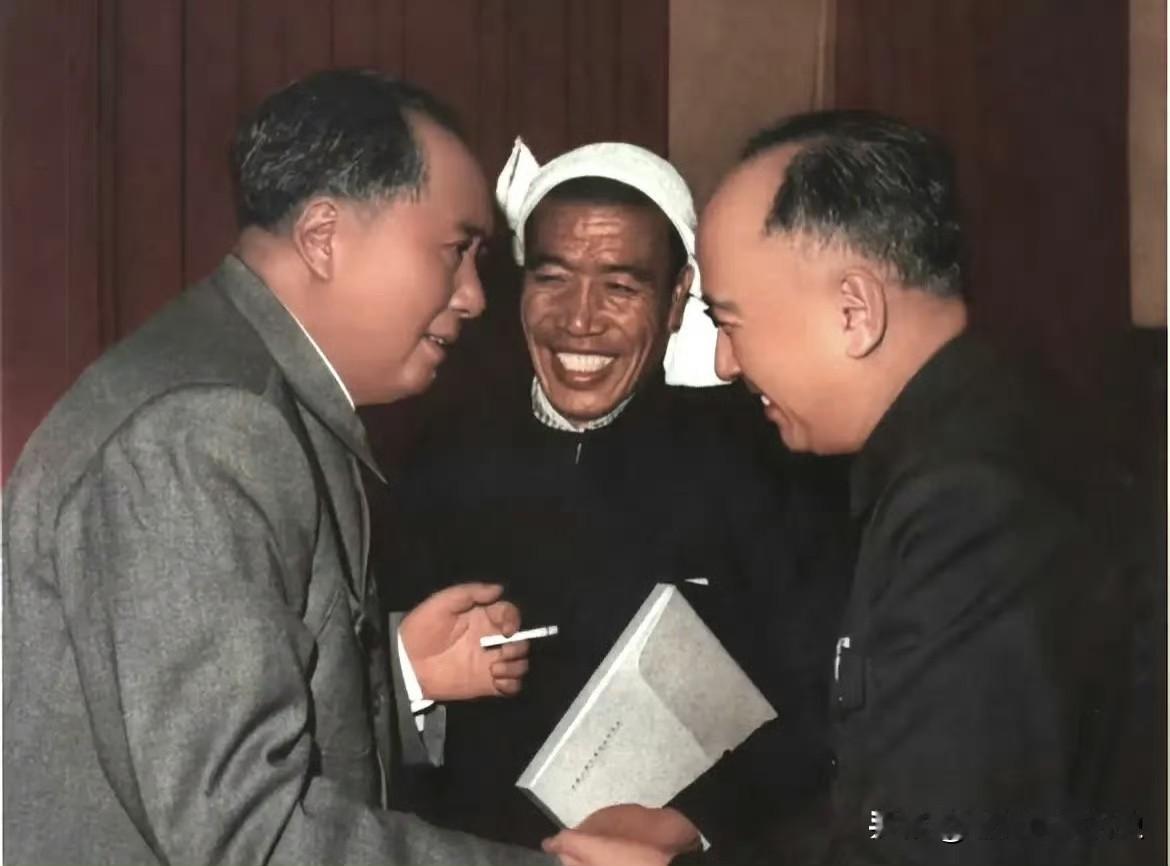 毛主席十分看重陈永贵与钱学森两位同志。
一位是扎根基层的农民，战天斗地，带领群众