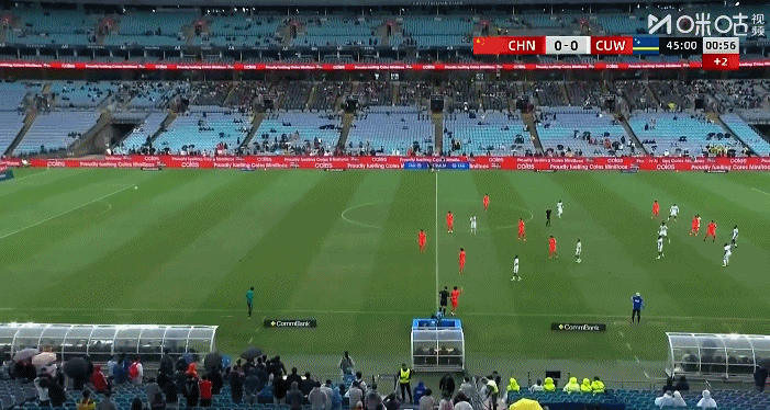 半场比赛结束前，张玉宁头球后蹭助攻韦世豪抽射破门，中国队1-0领先库拉索。北京国