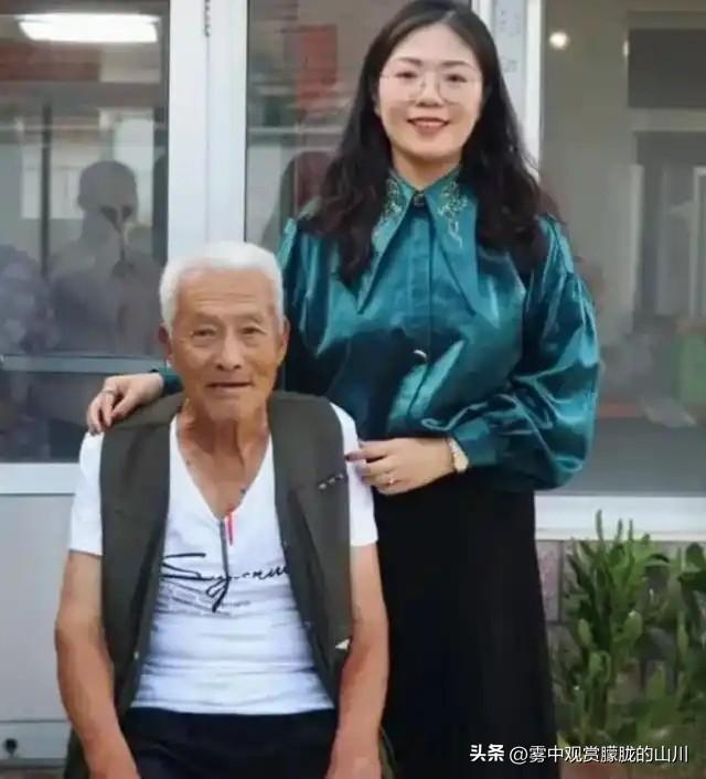 2018年，一山西姑娘，在北京地铁站为一陌生老人指路，并给了100多元现金。哪料