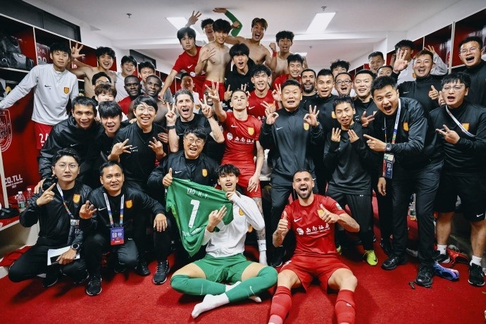 #重庆铜梁龙晒全队合影照#中超第5轮，重庆铜梁龙主场2-1战胜武汉三镇，新赛季开