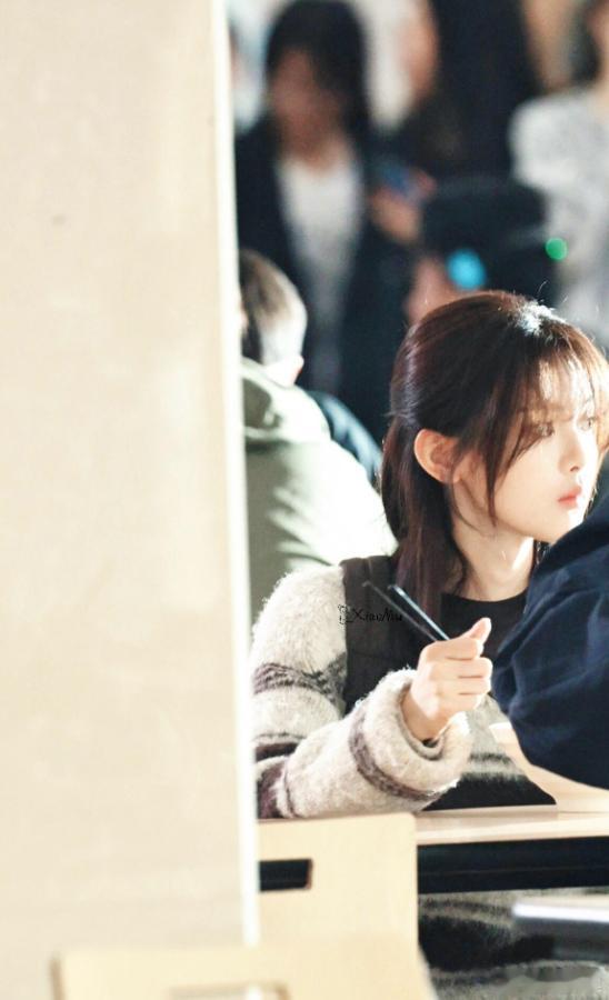 食堂路透捕捉到杨超越董思成同框吃饭瞬间，简约装扮搭配放松姿态，让镜头记录下生活化