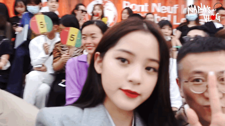 欧阳娜娜镜头一移出现刘昊然欧阳娜娜VLOG最后一秒出现了刘昊然，而且是特意把镜头