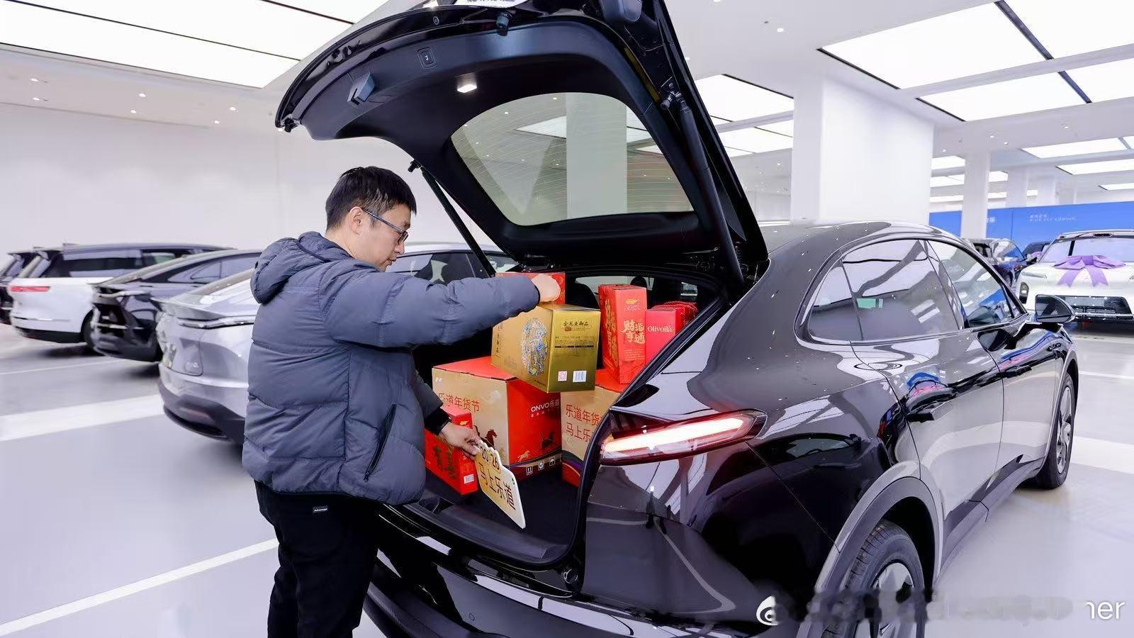 哈！？今天乐道的提车用户居然有年货大礼包？太让人羡慕了，即将过年！乐道官方也在A