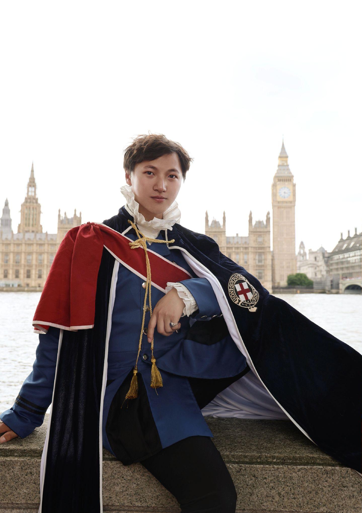 英国毕业🎓纪念，大本钟前穿上嘉德骑士袍。清代女性学者王贞仪:“中西固有所异，而亦有所合。然其法理之密，心思之微，而未可以忽视。夫益知理求是，何择乎中西?”
关于这组UCL毕业纪念照：大本钟是我伦敦的初印象，也是我毕业回英之旅的终点。当大本钟的钟声再次敲响的时候，我已回到海峡对岸的法兰西。
着小时候就羡慕的一套衣服，以夏尔的服饰为蓝本做的外套，配上嘉德骑士勋章袍。抱起ucl毕业熊，纪念一下23岁的如今。