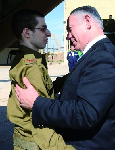 当年内塔尼亚胡和他的士兵，他在说啥呢？战事容不得马虎，也许他在鼓舞士气，也许他在