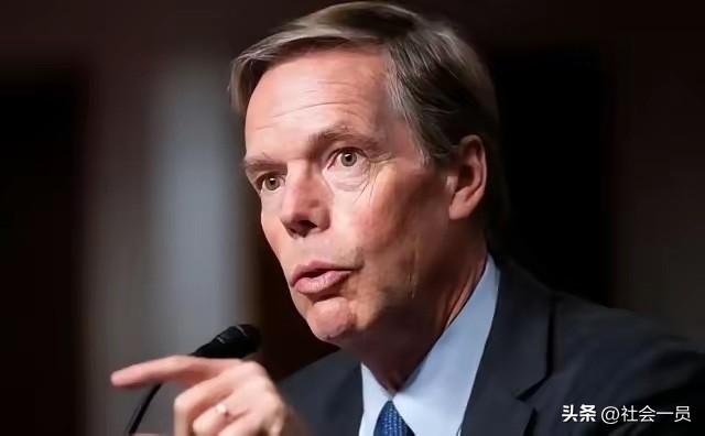 已经回到美国并卸任的美国驻华大使伯恩斯发文说，中国面临一个根本性的问题，他们声称