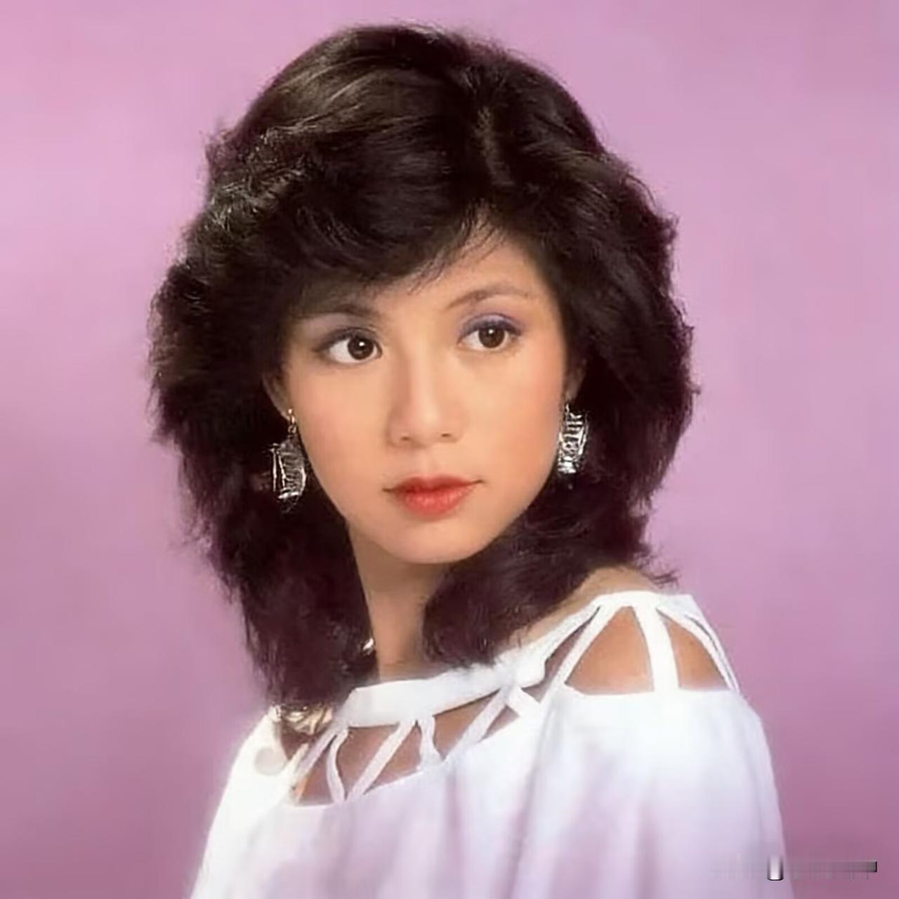 翁美玲这件缕空衣造型是她很经典也很常见的影楼照。整理出来，原来这个系列图有这么多