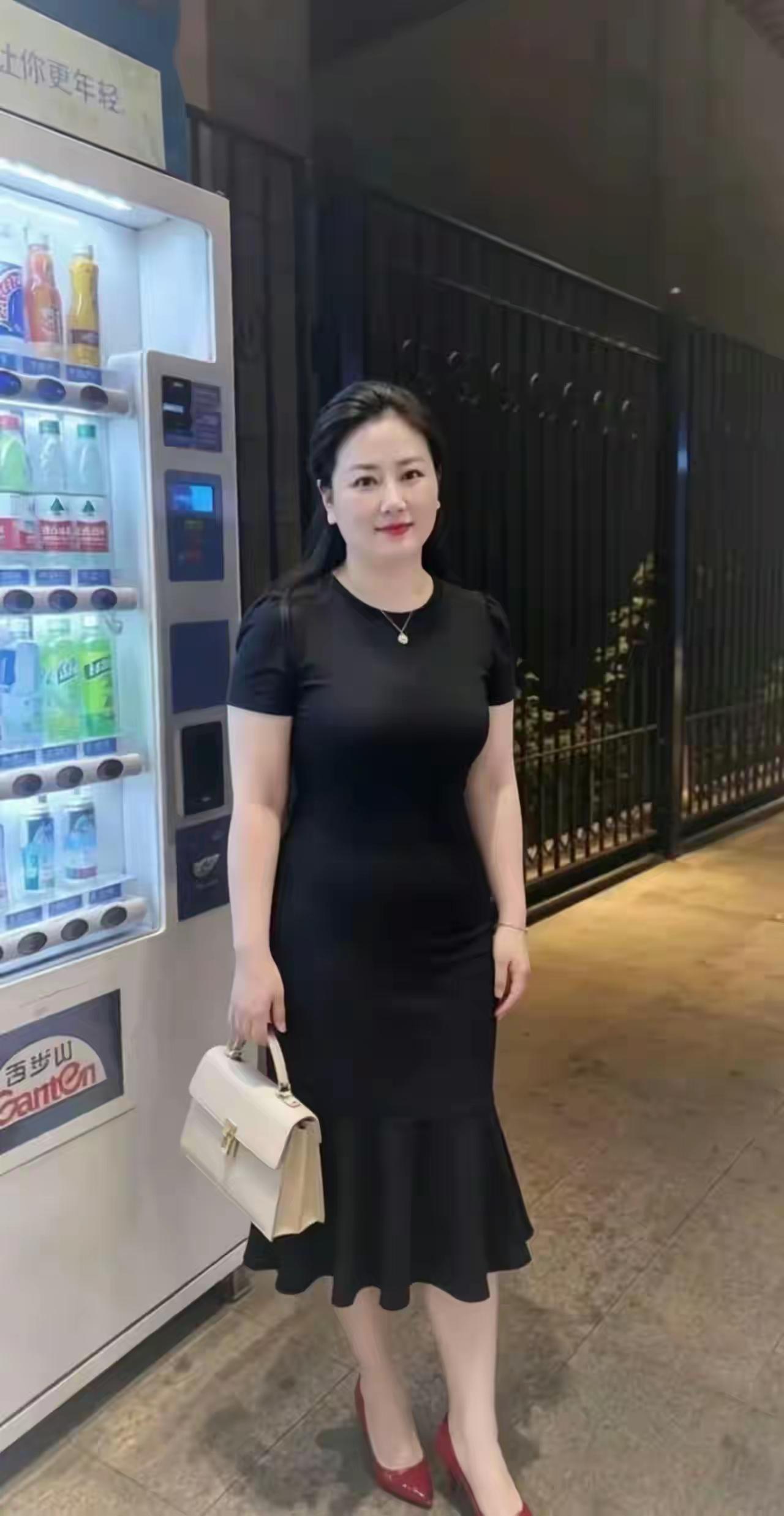 50岁阿姨身材微胖那是体态健康，充满活力有精气神的表现！
也不要因为显胖显老不风