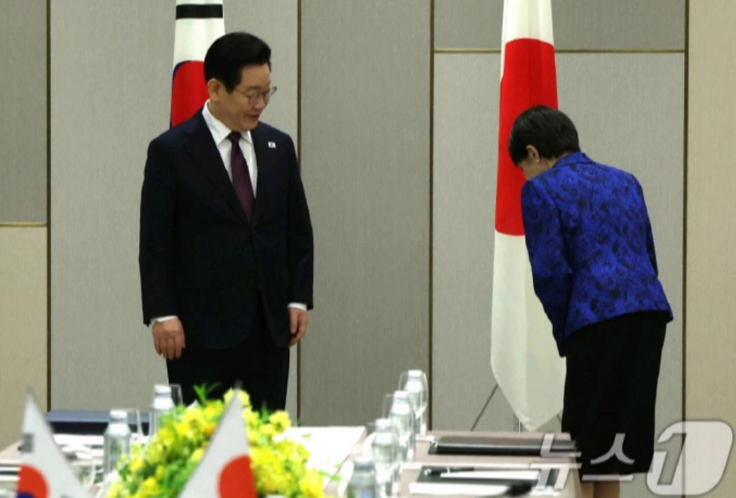 李在明这次学精了。自从尹锡悦上次访日，稀里糊涂对着日本国旗鞠了躬，被韩国民众骂到