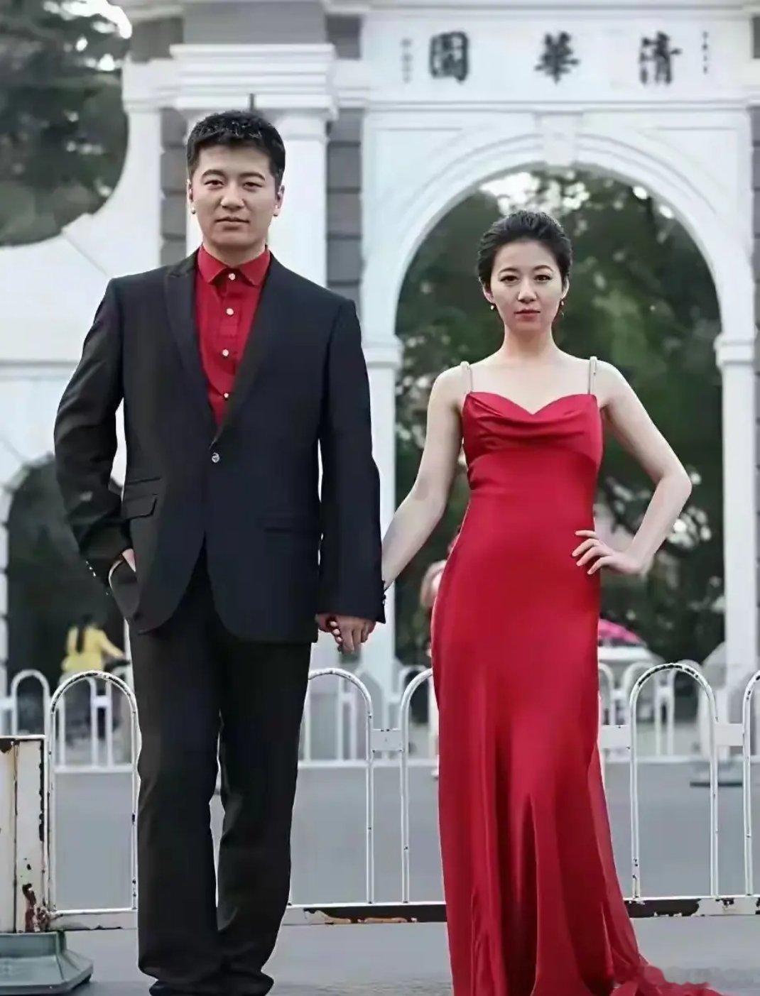 这张照片是2014年张雪峰和他的妻子李丽婧，在清华大学拍的结婚照 