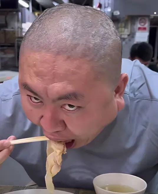 汤姆张作为一个开宾利的有钱大老板，越来越像隔壁村的张屠夫，眼神凶煞，说话唾沫星子