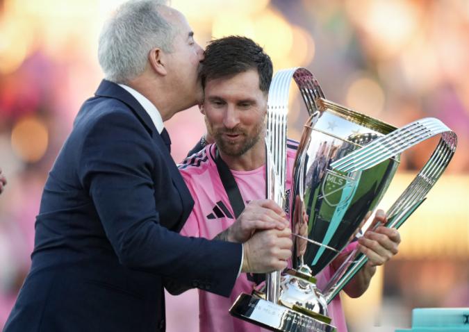 04月23日讯 迈阿密国际队老板豪尔赫·马斯在与城市集团的费兰·索里亚诺的对话中