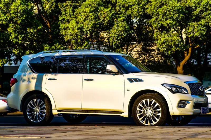 太吓人！司机错把油门当刹车，先蹭途乐再砸路虎，一脚下去维修费几十万！
 
停车场