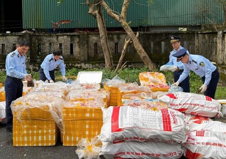 越南河静省在高速公路上发现一辆运输2.6吨多不明器官的车辆
3月11日，市场管理