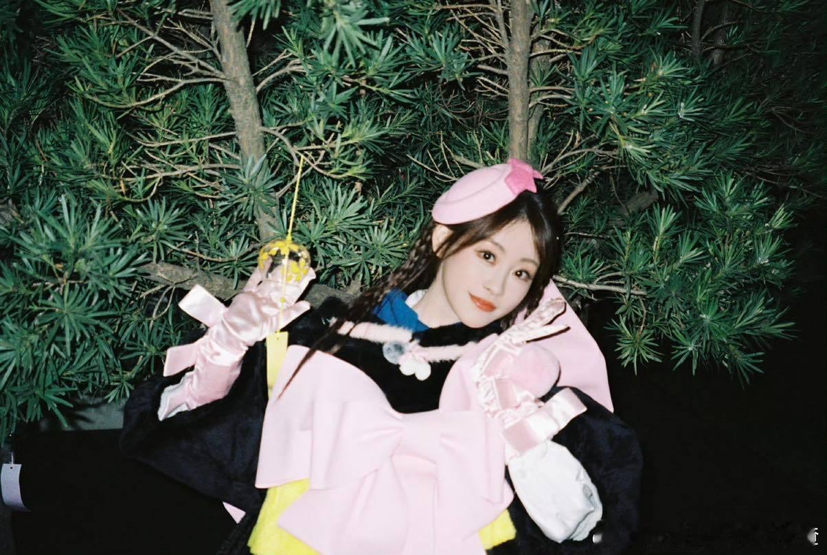 祝绪丹一亲嘴家里盆都端冒烟了祝绪丹自曝每次家人看她拍戏，一到快要吻戏的片段，全家