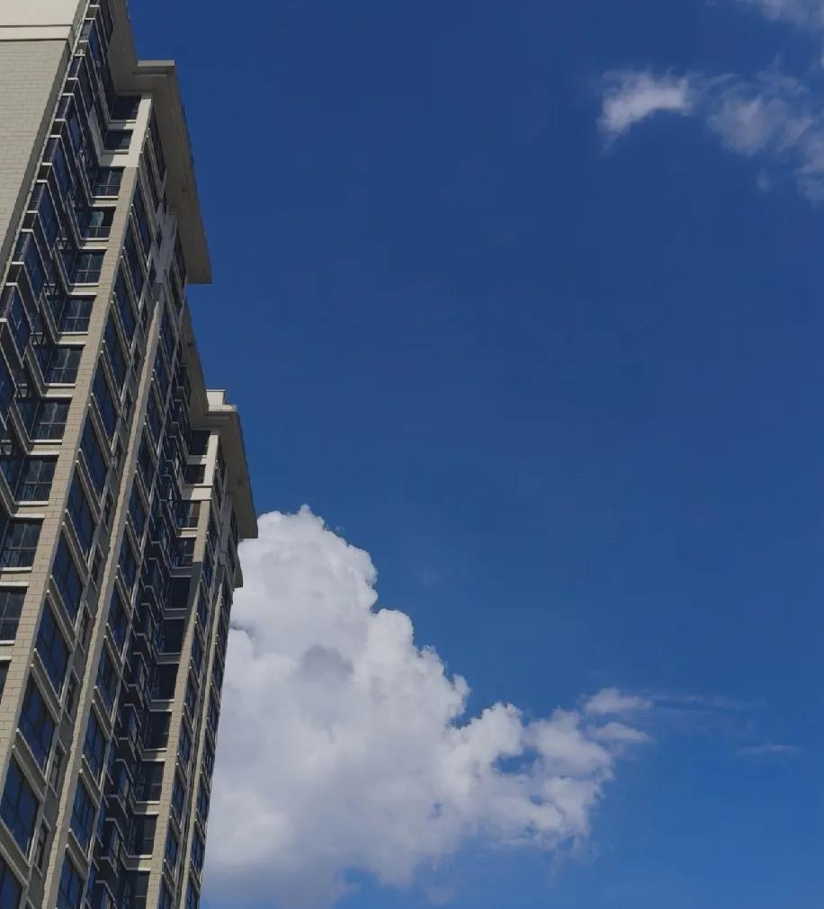 家里在镇上开小餐馆，妈每月给我1000块，管得也严，我基本没跟朋友出去玩过。
 