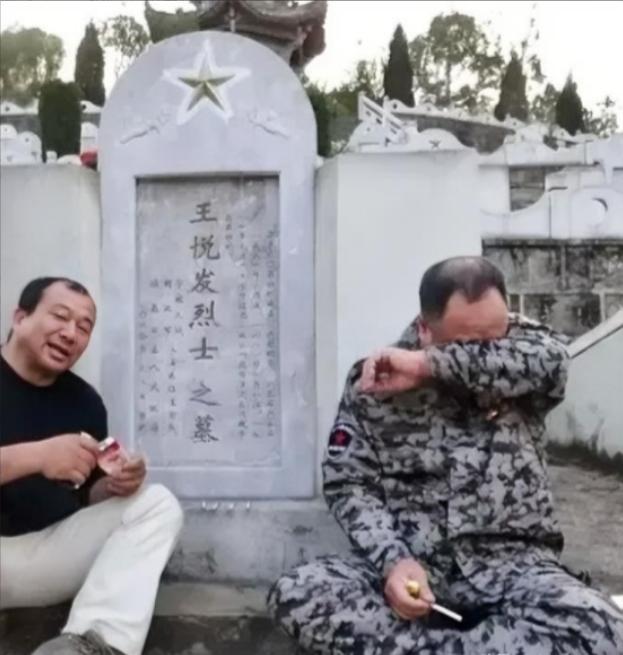 2013年，退伍军人韩维民去麻栗坡烈士陵园给战友王悦发扫墓，负责管理的张园长告诉