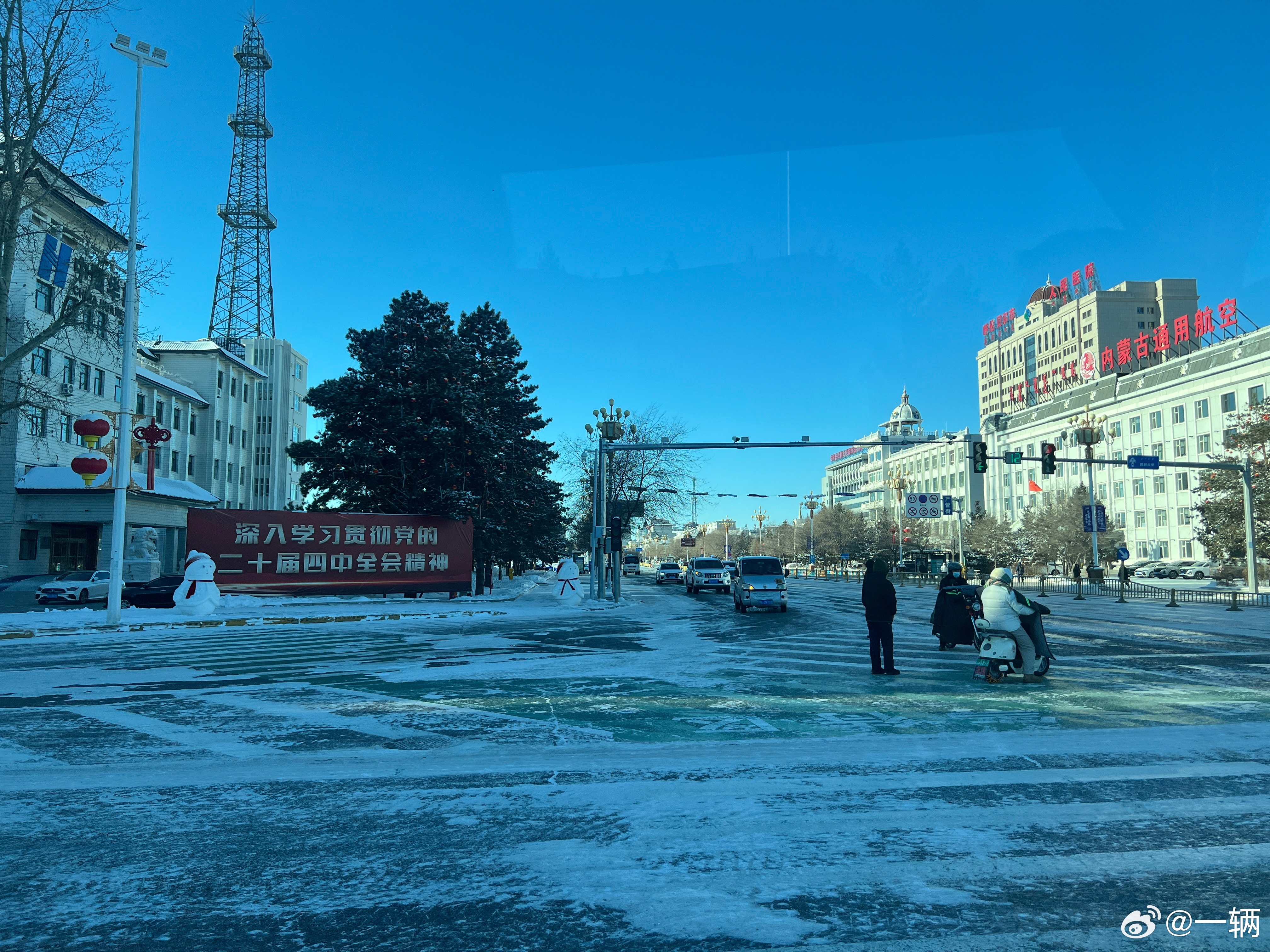 像在呼伦贝尔这种极寒环境结冰的路面上开车，大家都非常文明，不争不抢，因为大家都知