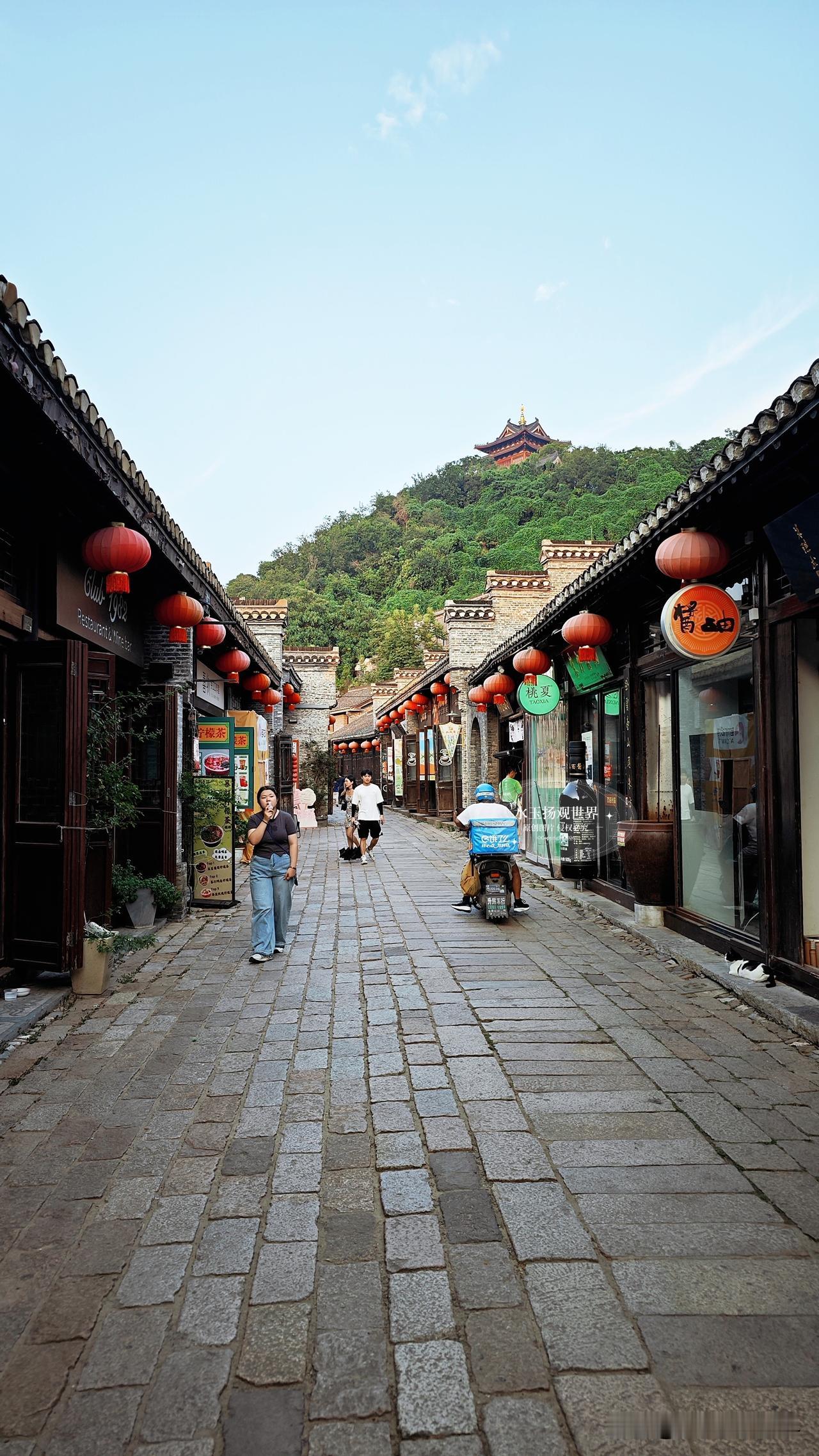 来镇江，千万别只盯着锅盖面。一定要留足半天时间，交给西津渡。很多人都说这里就是一